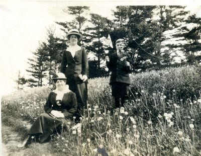Annie (Wilkinson) Lewis and Barney - 1914.jpg