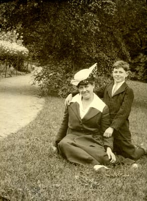 Annie Lewis and Barney - 1914.jpg