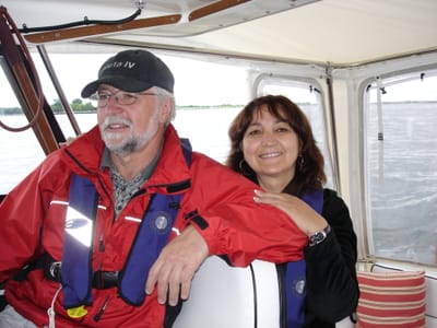04 El Capitaine and wench.JPG