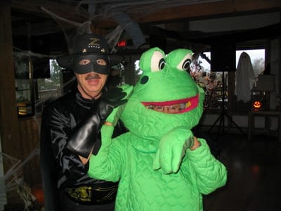13 Helmut & Eugenie Hallowe'en 2004.jpg