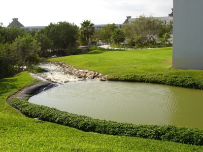 025t Water falls to Del Lago.JPG