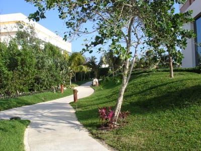 026f Walk to room from pool.JPG