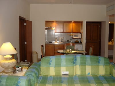 026h Kitchen and eating area.JPG
