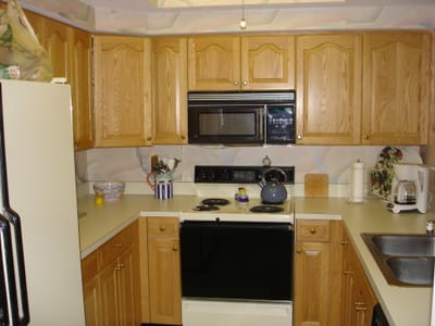A054 KITCHEN.JPG
