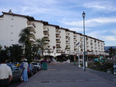 A114 MARINA VALLARTA.JPG