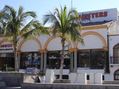 A184 HOOTERS.JPG