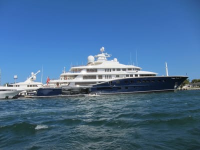 A087 Cakewalk - largest pleasure boat built in USA.jpg